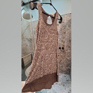 Comfortable sleeveless high-low midi dress with layered knit fabric